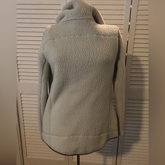 Patagonia hooded Sherpa jacket. Size medium. - Picture 2 of 4